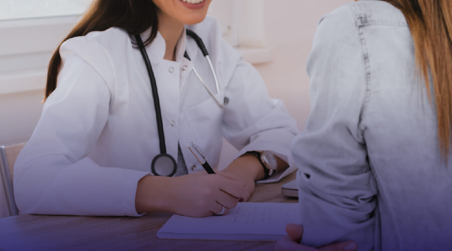 Diagnóstico Infórmate sobre todo lo relacionado con la prueba de VIH: desde qué es el periodo ventana hasta quiénes deben solicitarla y cuándo. También aprenderás sobre los canales para acceder a la prueba, los exámenes posteriores al diagnóstico y cómo enfrentar un resultado positivo. Este curso te brindará las herramientas necesarias para actuar con seguridad y conocimiento en cada paso del proceso. ¡Conoce más y cuida tu salud!