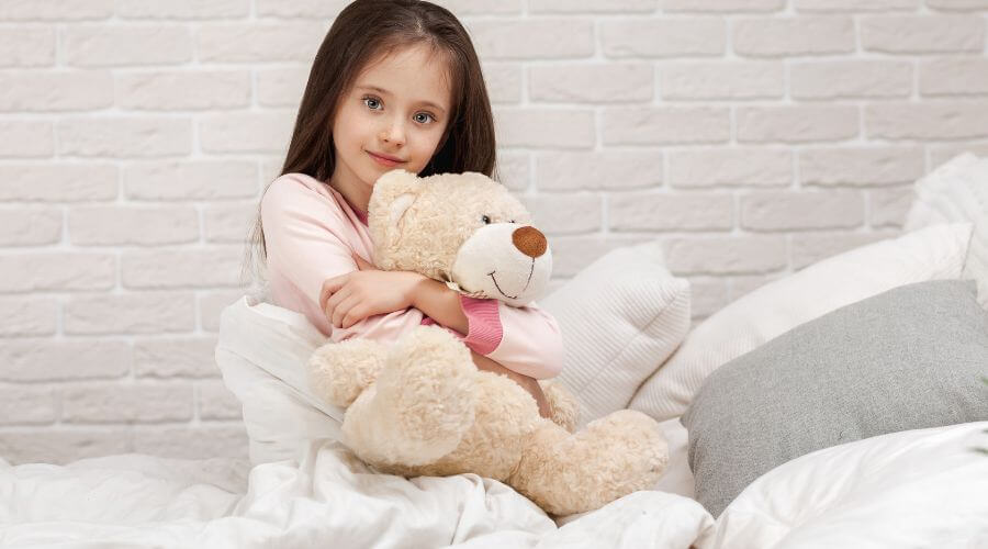 Maltrato infantil El maltrato infantil se define como cualquier acción que cause daño o sufrimiento a un niño, niña o adolescente, ya sea físico, emocional o sexual. Puede presentarse en diversos contextos, como el hogar, la escuela, la comunidad o cualquier otro ámbito en el que el menor se desenvuelva. <br>La protección de los niños y la prevención de cualquier tipo de violencia en su contra es de vital importancia para asegurar su bienestar físico, emocional y psicológico. Es responsabilidad de toda la sociedad garantizar entornos seguros y protectores para ellos. Te compartimos información sobre la importancia de prevenir la violencia contra los niños, denunciar casos y garantizar su seguridad