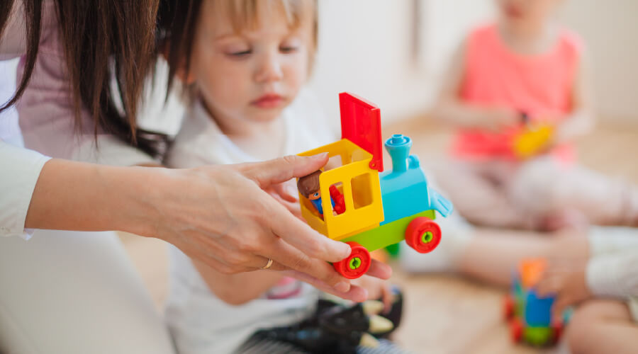 Alimentación Complementaria Descubre los aspectos esenciales del desarrollo en la primera infancia. Aprende sobre la alimentación complementaria, el crecimiento saludable y cómo brindar un entorno seguro y estimulante para los más pequeños. Un curso diseñado para padres, cuidadores y profesionales interesados en el bienestar de los niños en sus primeros años de vida.